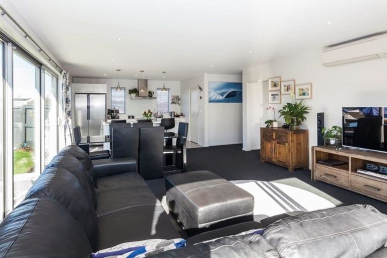 Photo of property in 9 Foresters Crescent, Parklands, Christchurch, 8083
