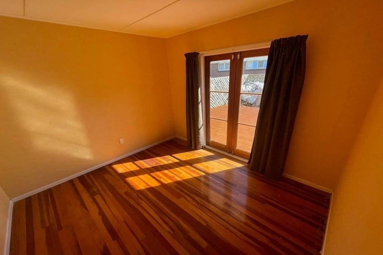 Photo of property in 73 Victory Crescent, Tawa, Wellington, 5028