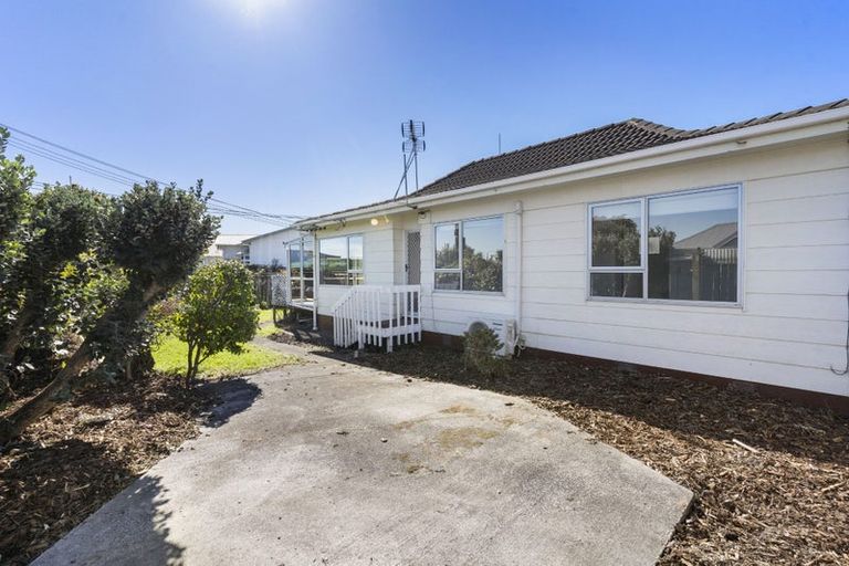 Photo of property in 1/40 Lake Road, Narrow Neck, Auckland, 0624