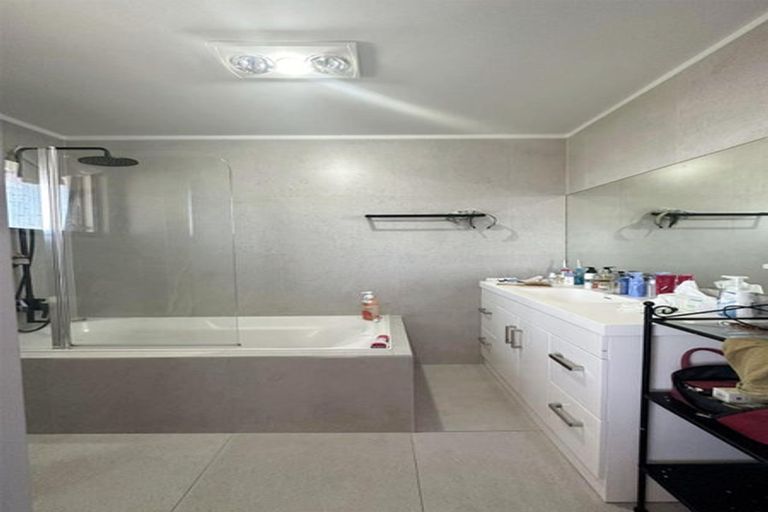 Photo of property in 46 Target Road, Totara Vale, Auckland, 0629