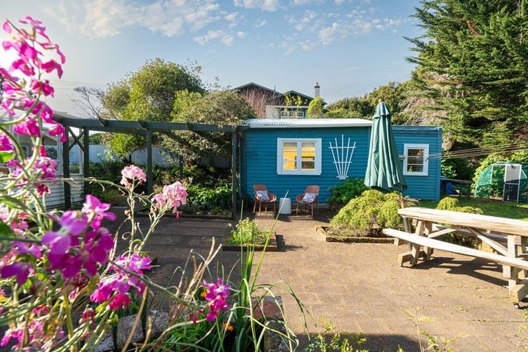 Photo of property in 72 Wellington Road, Paekakariki, 5034