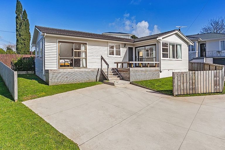 Photo of property in 30b Tiroroa Avenue, Te Atatu South, Auckland, 0610