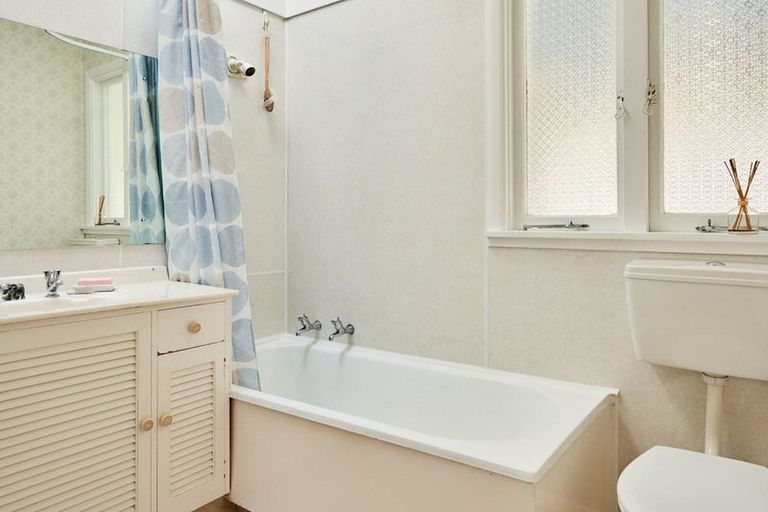 Photo of property in 54 Ferry Road, Days Bay, Lower Hutt, 5013