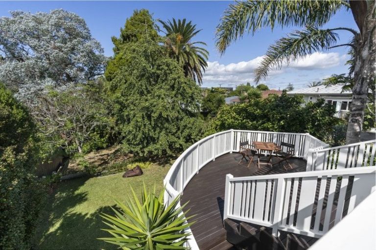 Photo of property in 52 Westmere Crescent, Westmere, Auckland, 1022