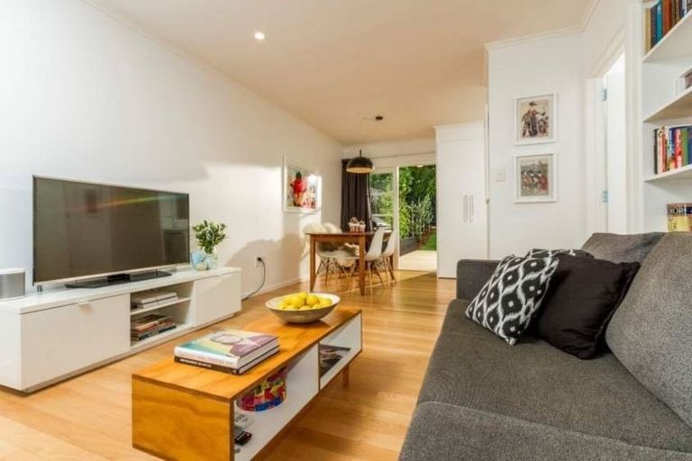 Photo of property in 2/1 Hythe Terrace, Mairangi Bay, Auckland, 0630