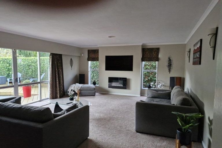 Photo of property in 1 Ambury Place, Merrilands, New Plymouth, 4312