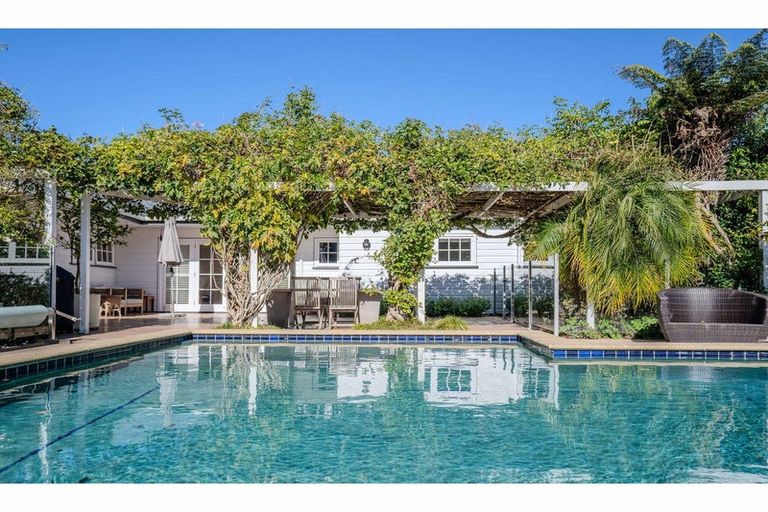 Photo of property in 37 Riverview Road, Kerikeri, 0230