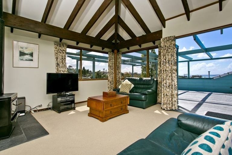 Photo of property in 2/39 Parr Terrace, Castor Bay, Auckland, 0620