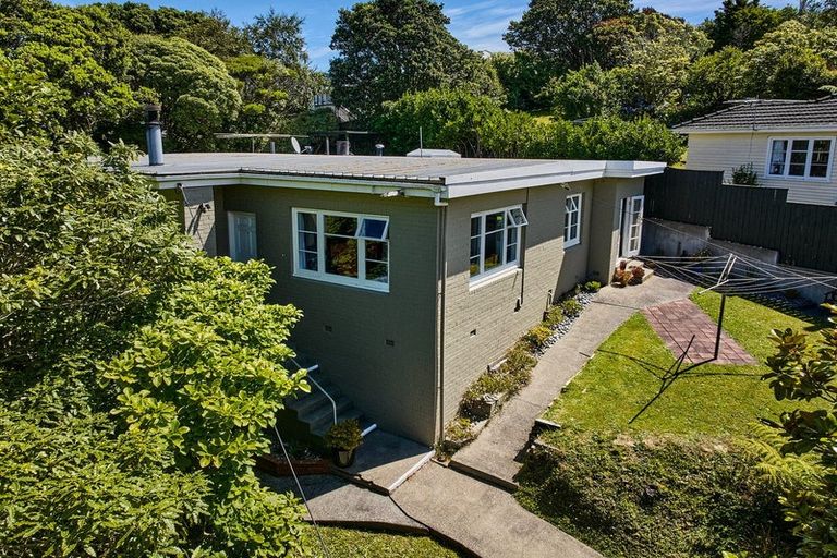 Photo of property in 1 Victory Crescent, Tawa, Wellington, 5028