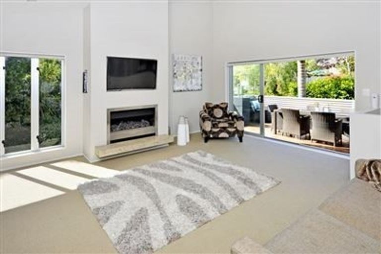 Photo of property in 20 Garmons Way, Castor Bay, Auckland, 0620