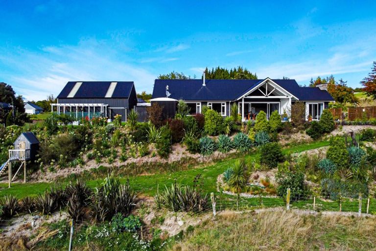 Photo of property in 98 Loch Views Road, Acacia Bay, Taupo, 3385