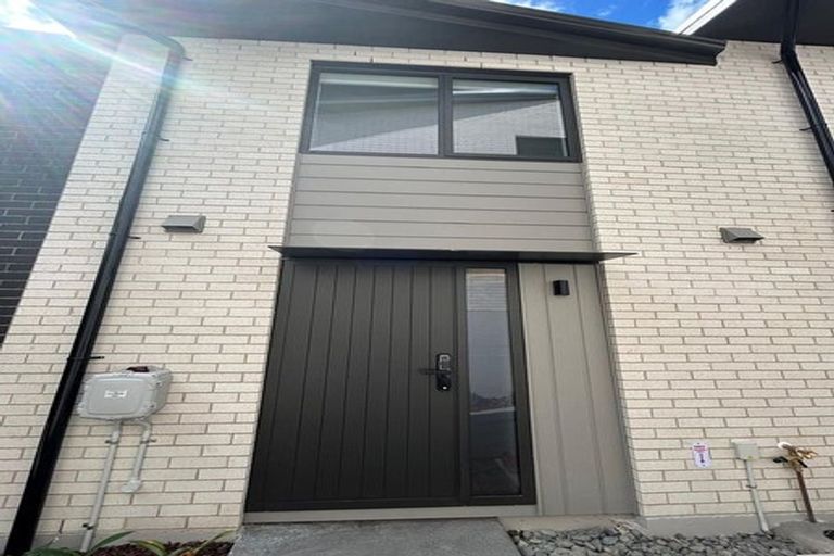 Photo of property in 11/19 Roberts Road, Glenfield, Auckland, 0629