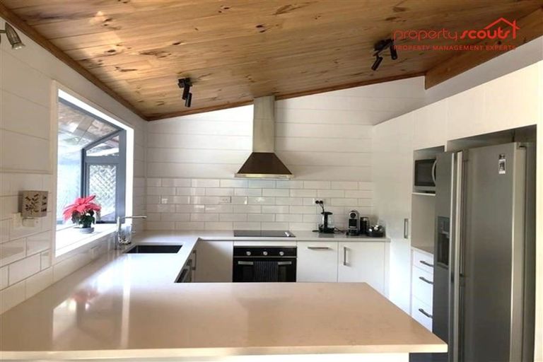 Photo of property in 16 Emlyn Place, Torbay, Auckland, 0630