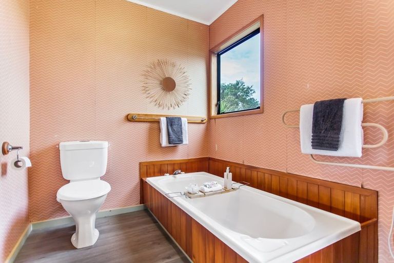 Photo of property in 1/406 East Coast Road, Sunnynook, Auckland, 0630