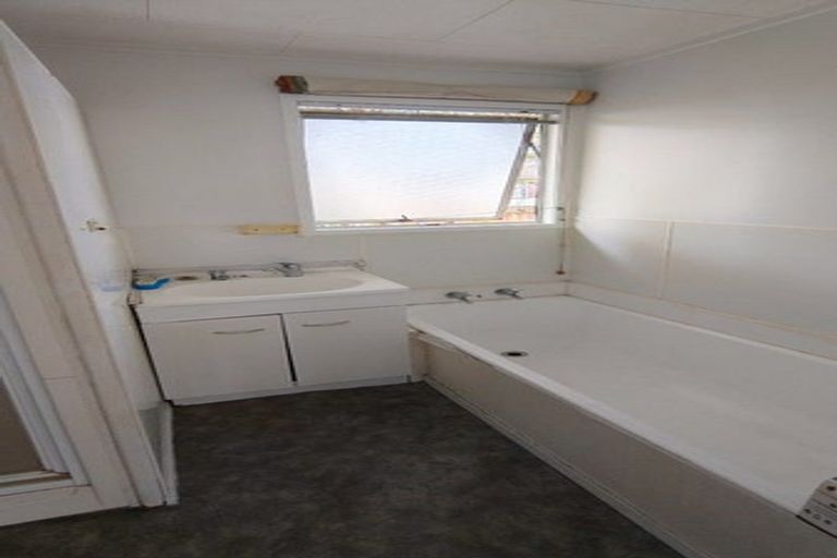 Photo of property in 10 Mile Place, Henderson, Auckland, 0612