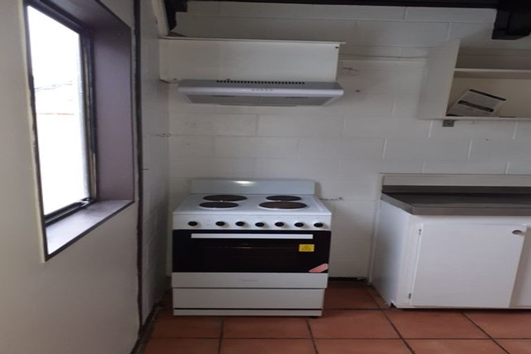 Photo of property in 140 Akaroa Drive, Maupuia, Wellington, 6022