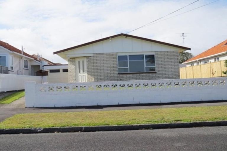 Photo of property in 1 Maranui Street, Welbourn, New Plymouth, 4310