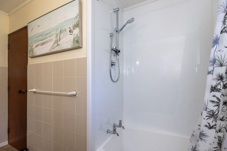 Photo of property in 30a Kakariki Grove, Waikanae, 5036