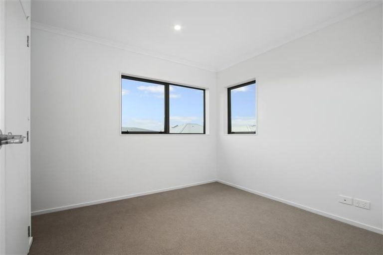 Photo of property in 33 Samuel Cassidy Avenue, Swanson, Auckland, 0614