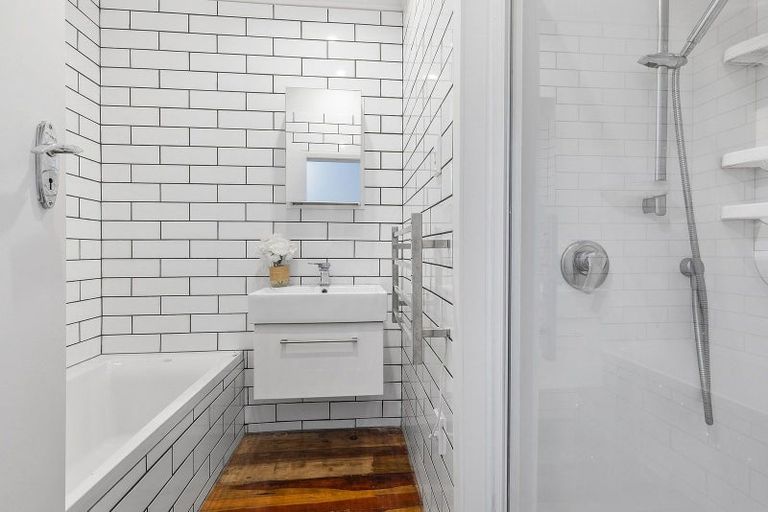 Photo of property in 44 Kahu Road, Paremata, Porirua, 5024