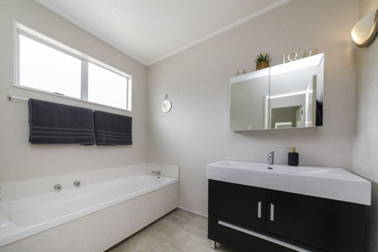 Photo of property in 8 Sicely Street, Marton, 4710