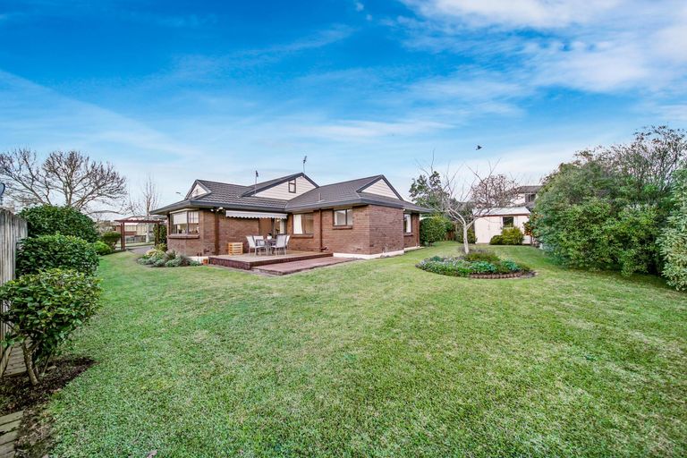 Photo of property in 2/32 Headcorn Place, Botany Downs, Auckland, 2010