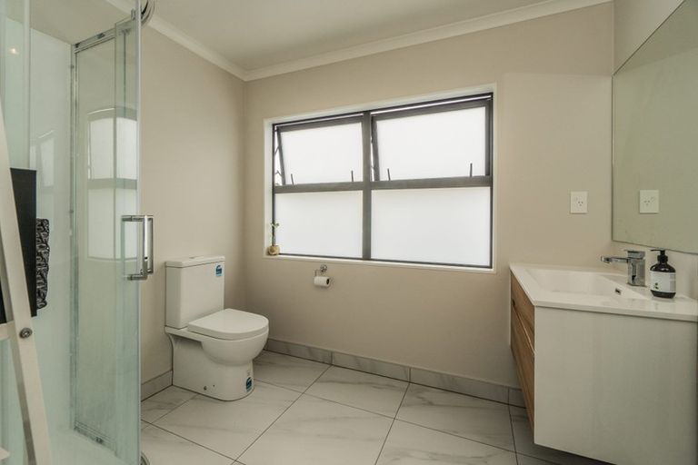 Photo of property in 8c Lumbarda Drive, Kumeu, 0810