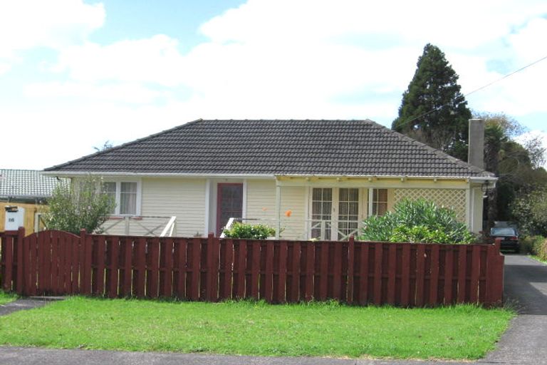 Photo of property in 56 Neil Avenue, Te Atatu Peninsula, Auckland, 0610