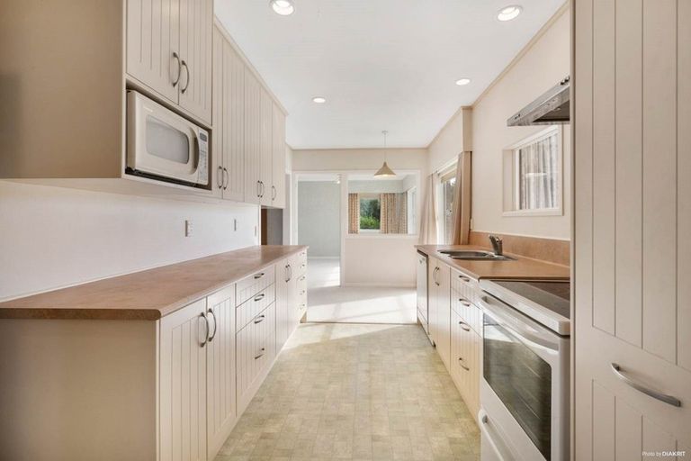 Photo of property in 4 The Anchorage, Sunnyhills, Auckland, 2010