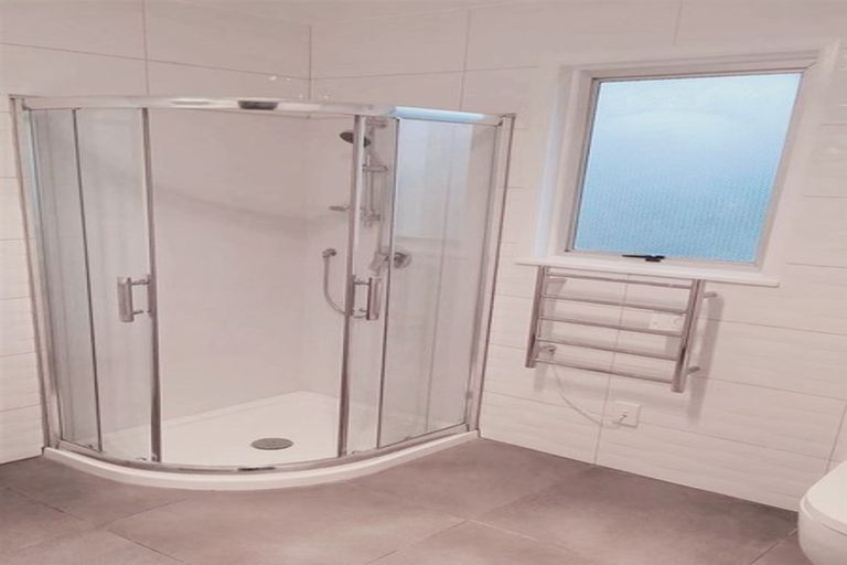 Photo of property in 24 Finlow Drive, Te Atatu South, Auckland, 0610