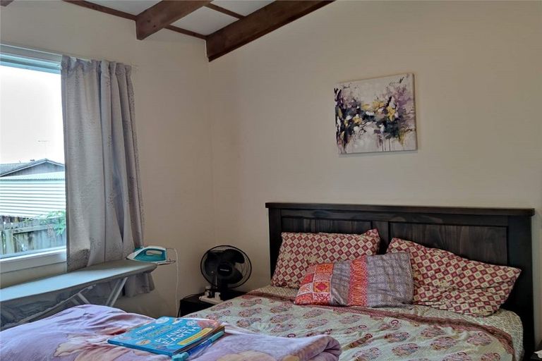 Photo of property in 40 Eyre Street, Henderson, Auckland, 0612