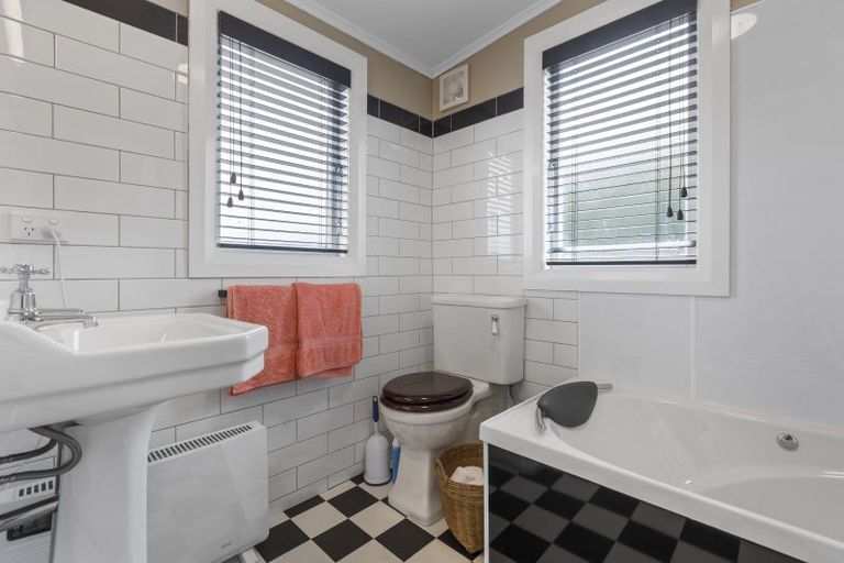 Photo of property in 403 Opunake Road, Cardiff, Stratford, 4391