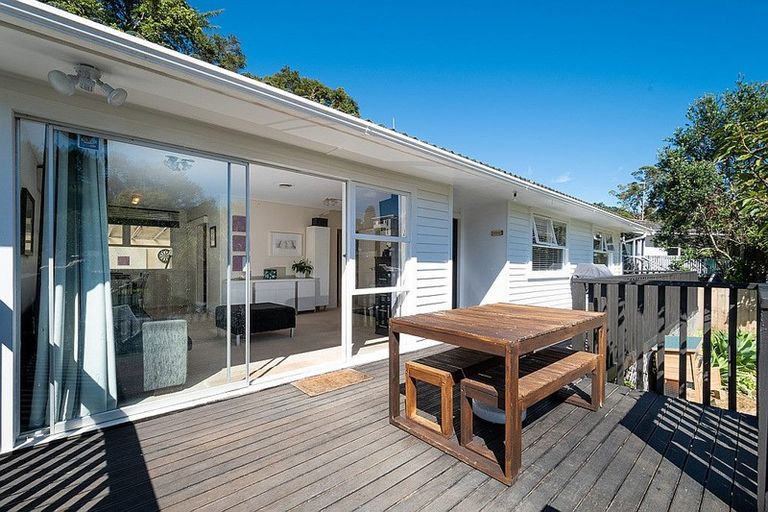 Photo of property in 6 Staincross Street, Green Bay, Auckland, 0604