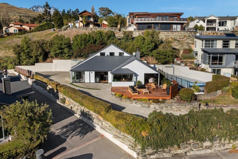 Photo of property in 8 Elizabeth Place, Kelvin Heights, Queenstown, 9300