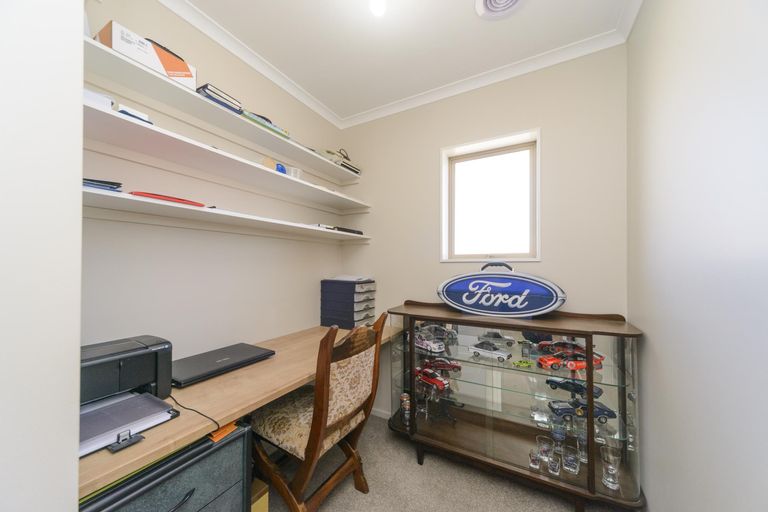 Photo of property in 11 Chestnut Close, Kelvin Grove, Palmerston North, 4414