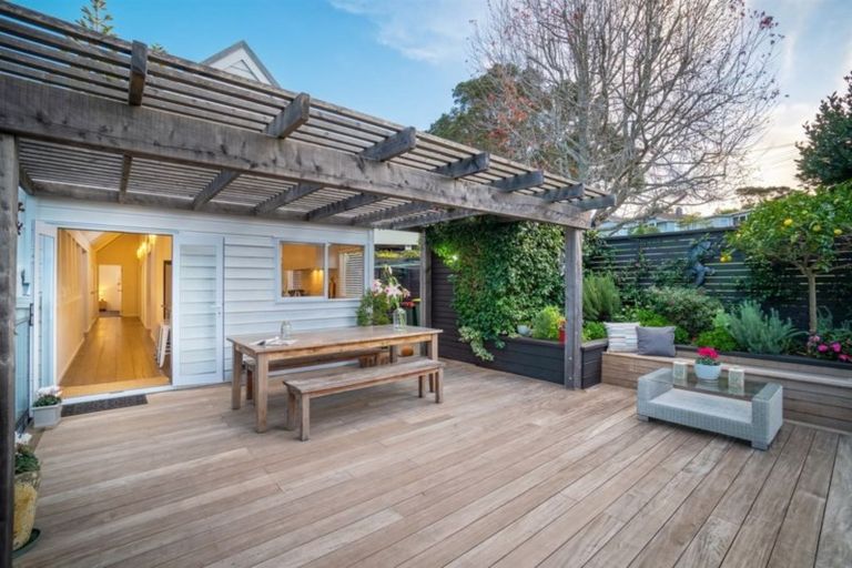 Photo of property in 27 Le Roy Terrace, Birkenhead, Auckland, 0626