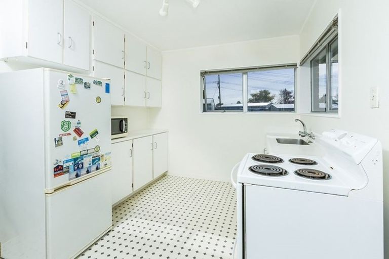 Photo of property in 1/15 Roberts Avenue, Bayswater, Auckland, 0622