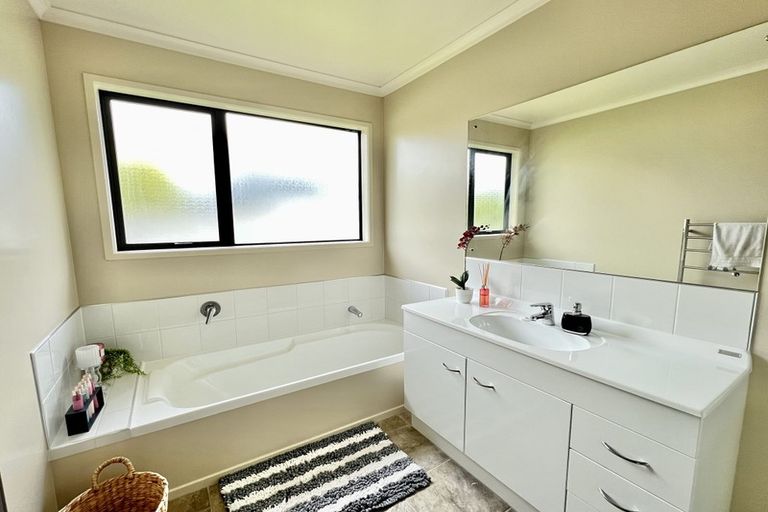 Photo of property in 25 Mcewen Crescent, Riverstone Terraces, Upper Hutt, 5018