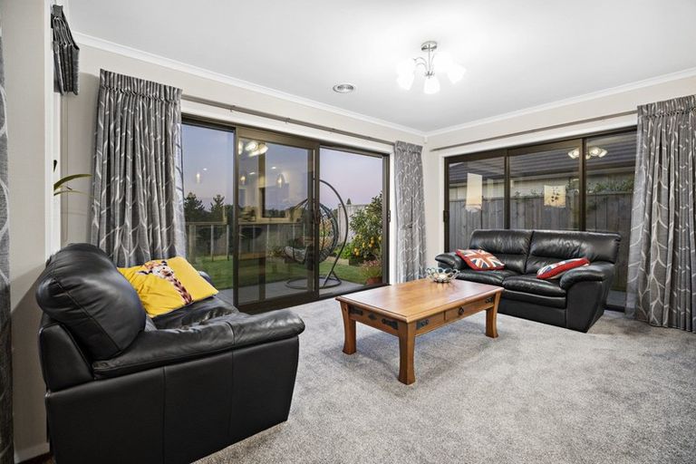 Photo of property in 8 Greenridge Lane, Merrilands, New Plymouth, 4312