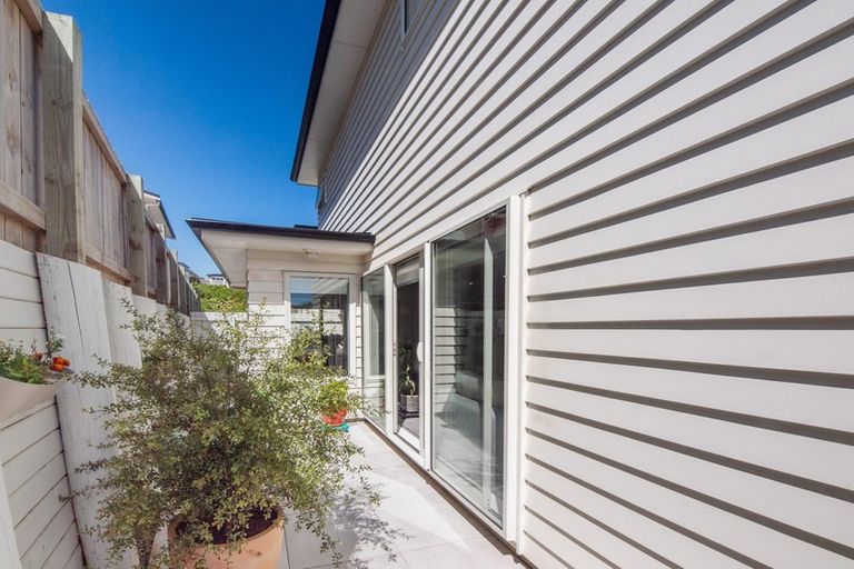 Photo of property in 11 Belize Grove, Grenada Village, Wellington, 6037