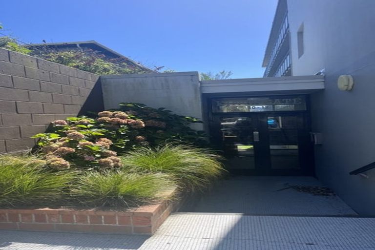 Photo of property in Kingsgate Flats, 10 Austin Street, Mount Victoria, Wellington, 6011