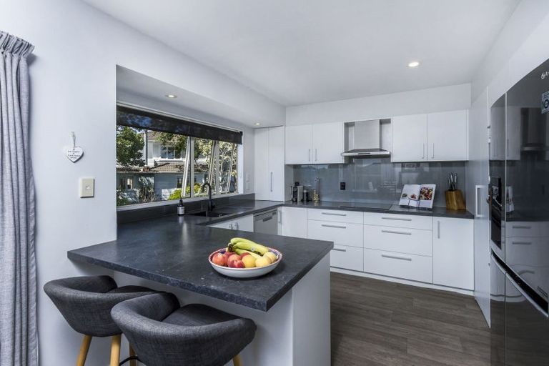 Photo of property in 2/133 Carlisle Road, Northcross, Auckland, 0632