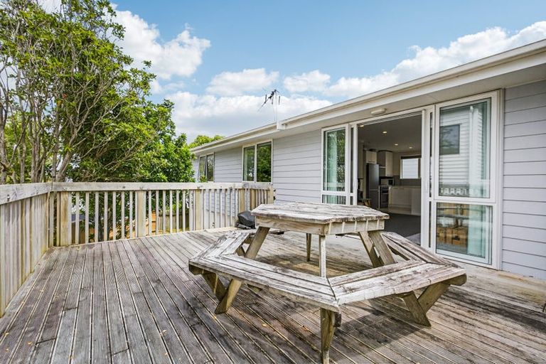 Photo of property in 6a Magdalen Place, West Harbour, Auckland, 0618