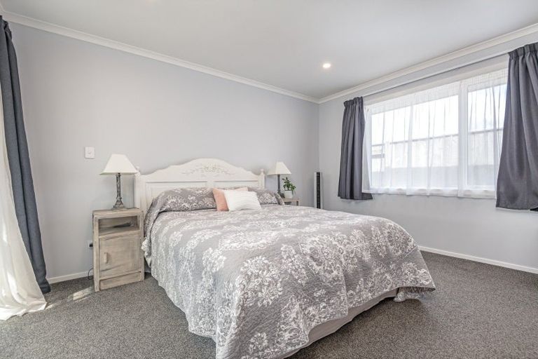 Photo of property in 96 Johnstone Drive, Fitzherbert, Palmerston North, 4410