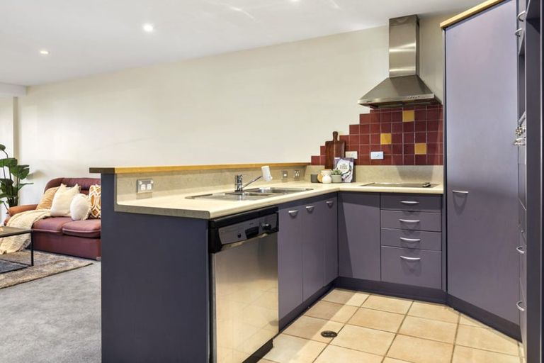 Photo of property in 2f/5 Kent Terrace, Mount Victoria, Wellington, 6011