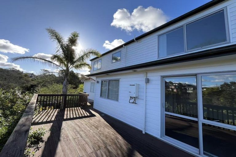 Photo of property in 16 Lakeridge Close, Northcross, Auckland, 0632
