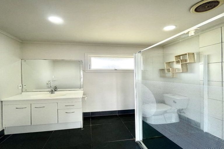 Photo of property in 3 Taha Road, Te Atatu South, Auckland, 0610