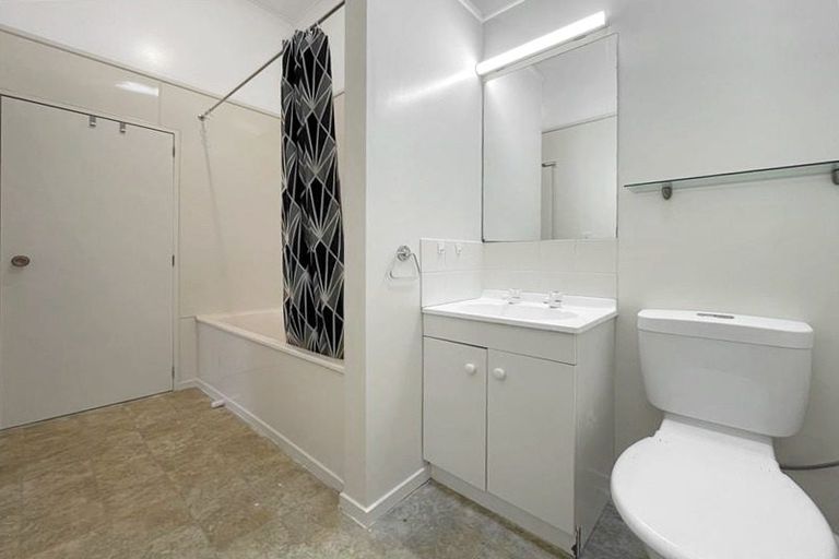 Photo of property in 16 Lawrence Street, Newtown, Wellington, 6021