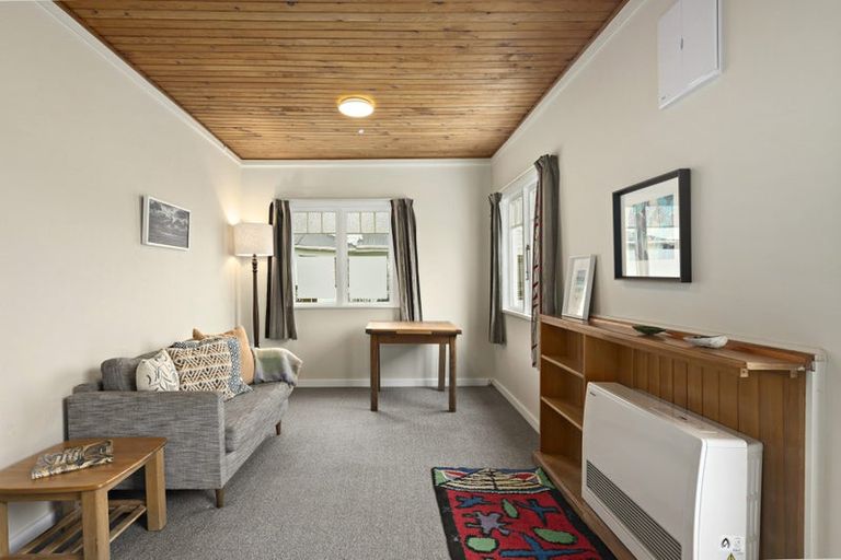 Photo of property in 2 Linwood Way, Island Bay, Wellington, 6023