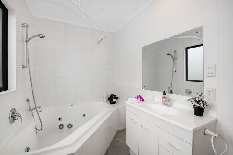 Photo of property in 2/9 Mossop Rise, Glenfield, Auckland, 0629